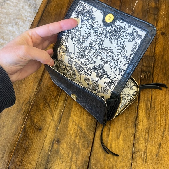 Vera Bradley Black and Cream Floral Key & Card Holder - Picture 3 of 5